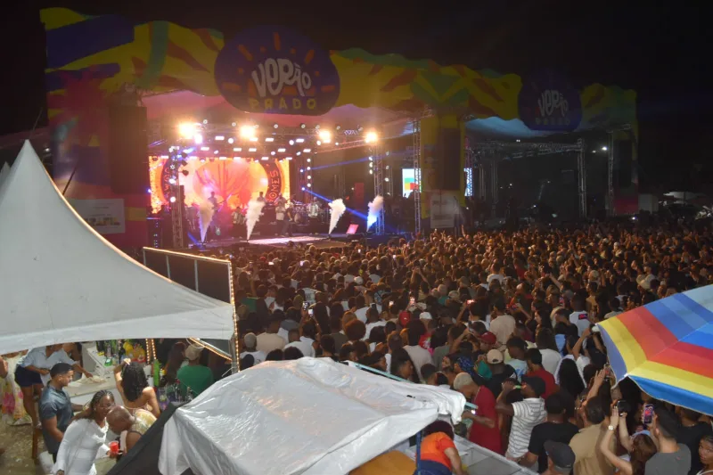 João Gomes arrasta multidão e faz show histórico no Réveillon de Prado
