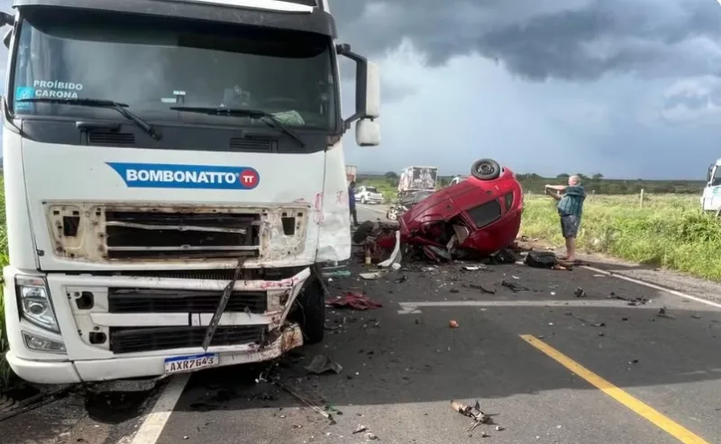 Cinco pessoas da mesma família morrem após batida entre carro e caminhão, na Bahia