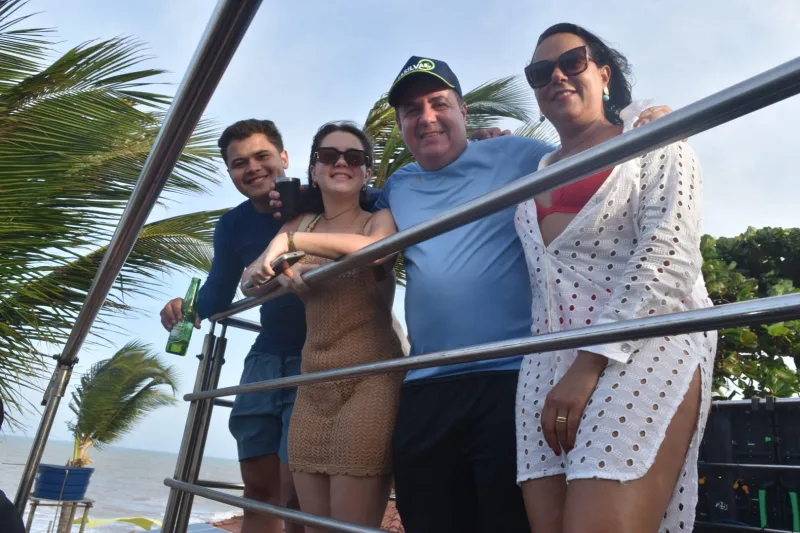 Rubynho comanda pagodão das antigas e faz a orla de Alcobaça tremer em arrastão 