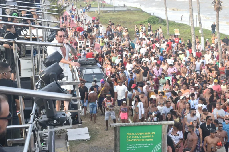 Rubynho comanda pagodão das antigas e faz a orla de Alcobaça tremer em arrastão 