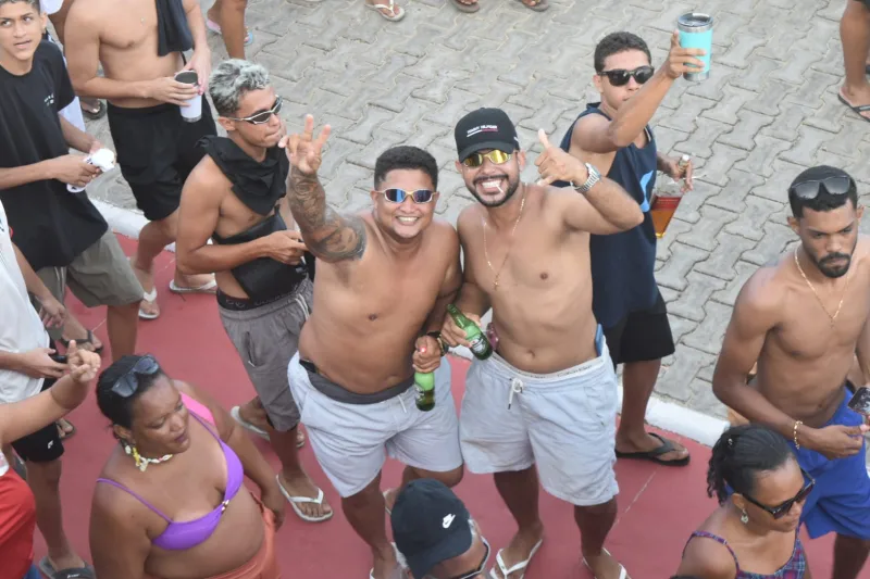 Rubynho comanda pagodão das antigas e faz a orla de Alcobaça tremer em arrastão 