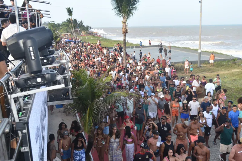 Rubynho comanda pagodão das antigas e faz a orla de Alcobaça tremer em arrastão 