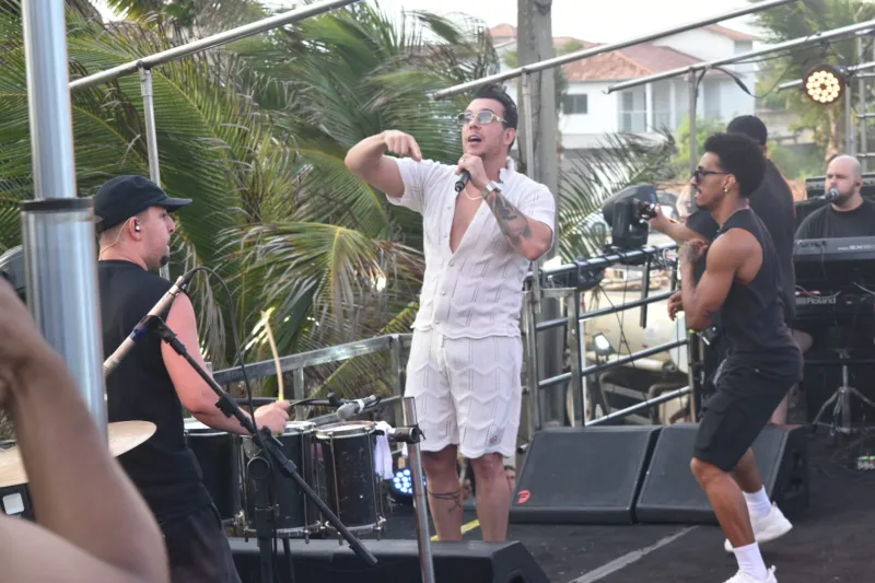 Rubynho comanda pagodão das antigas e faz a orla de Alcobaça tremer em arrastão 