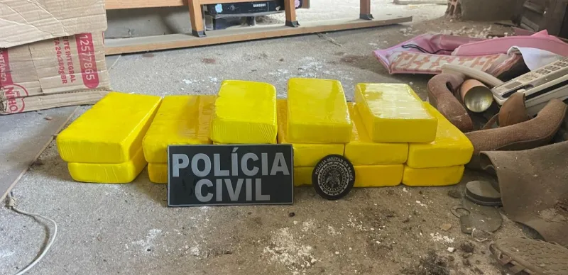 Ação da Polícia Civil apreende 15 quilos de cocaína e armas em Poções (BA) Ação da Polícia Civil apreende 15 quilos de cocaína e armas em Poções (BA)