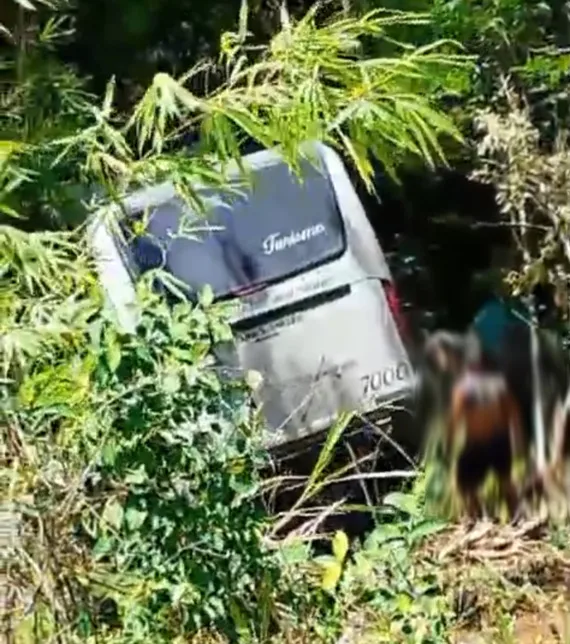 Susto na estrada: Ônibus sai da pista e tomba na estrada entre Porto Seguro e Trancoso