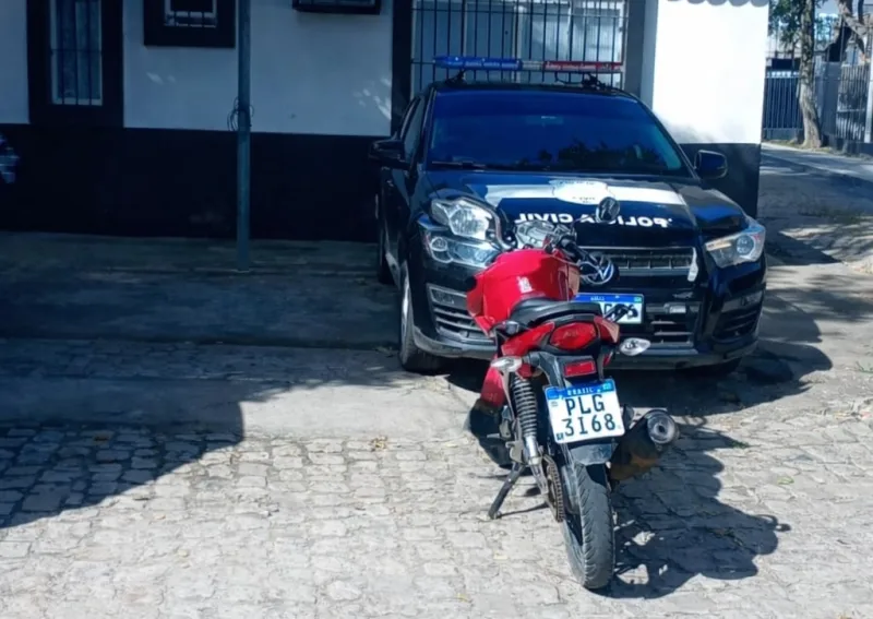 Polícia Militar prende homem e recupera motocicleta com restrição de em Teixeira de Freitas Polícia Militar prende homem e recupera motocicleta com restrição de em Teixeira de Freitas