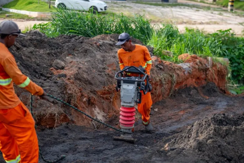 Prefeitura de Teixeira de Freitas avança com obra de drenagem nas margens da BR-101