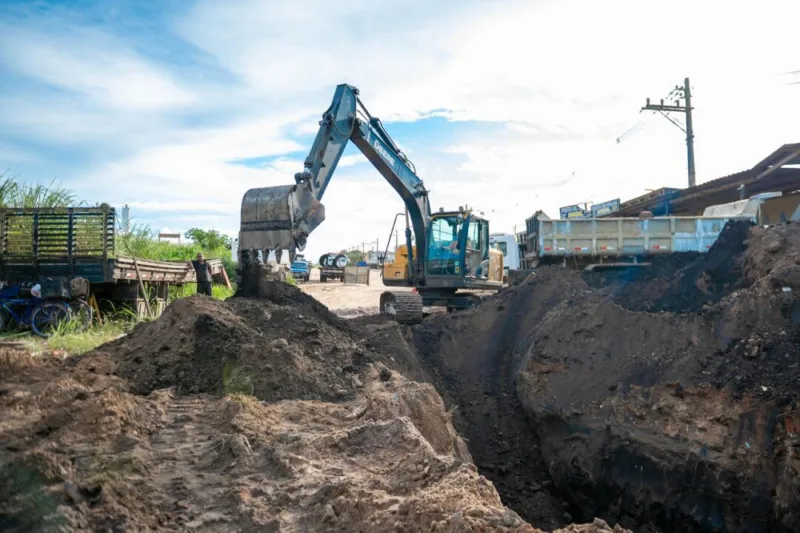 Prefeitura de Teixeira de Freitas avança com obra de drenagem nas margens da BR-101