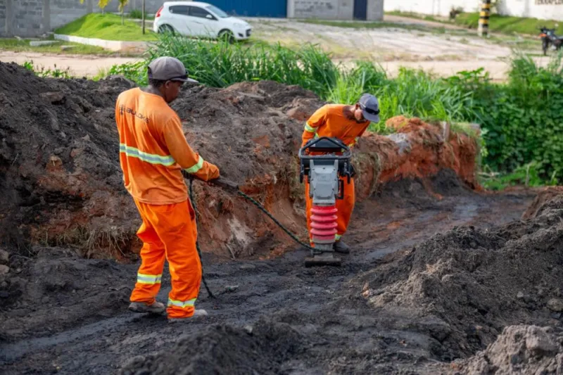 Prefeitura de Teixeira de Freitas avança com obra de drenagem nas margens da BR-101