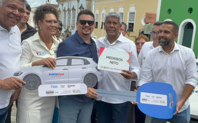 Medeiros Neto: Prefeitura recebe veículo do Governo do Estado através do Programa em MOBSUAS 