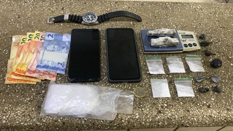 Polícia Militar prende casal com drogas e material relacionado ao tráfico em Teixeira de Freitas