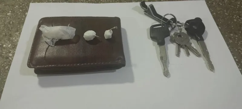 Polícia Militar prende casal por crime de trânsito e desacato e apreende droga e veículo em Teixeira de Freitas