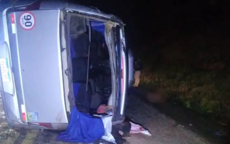 Acidente entre micro-ônibus e caminhão deixa dois mortos e 20 feridos na BR-116, em Jequié