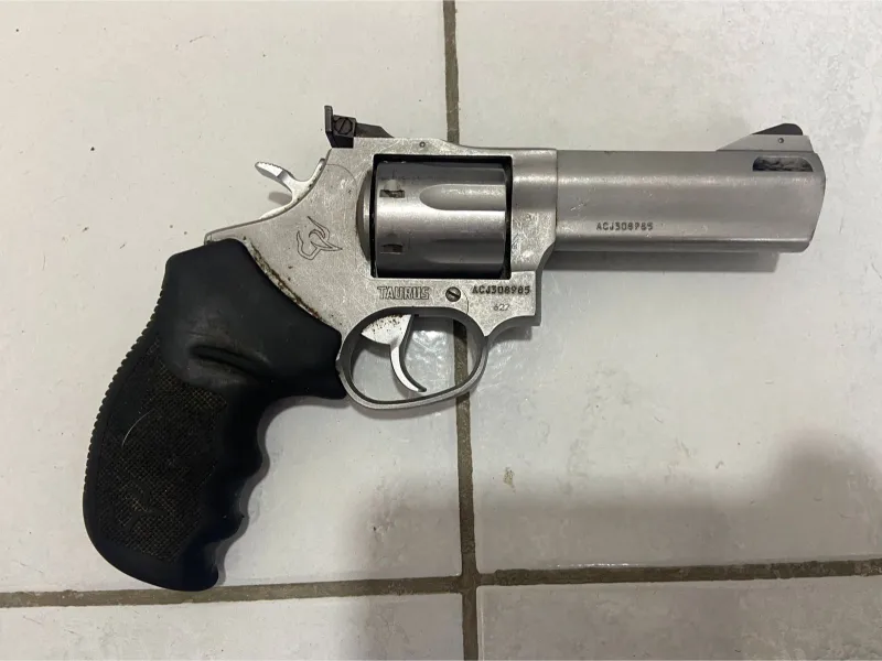 Polícia Civil apreende revólver e espingarda durante ação do NEAM em Eunápolis Polícia Civil apreende revólver e espingarda durante ação do NEAM em Eunápolis