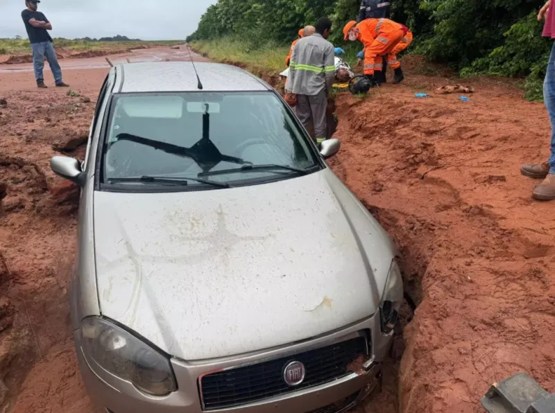Minas Gerais - Homem fica com cabeça presa entre barro e roda de carro após acidente em João Pinheiro