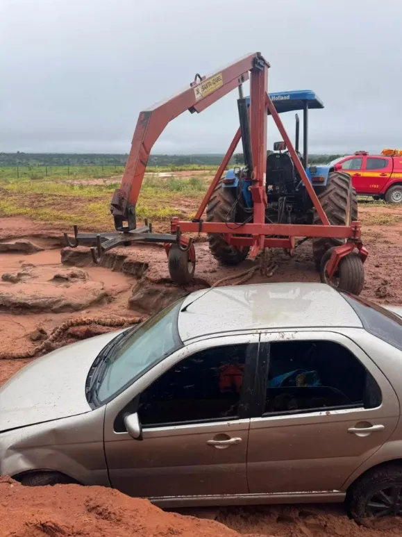Minas Gerais - Homem fica com cabeça presa entre barro e roda de carro após acidente em João Pinheiro