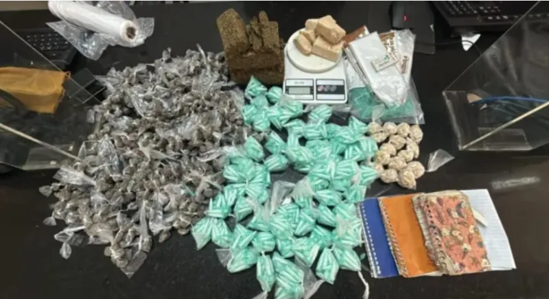 Homem é preso pela polícia com grande quantidade de drogas em Eunápolis Homem é preso pela polícia com grande quantidade de drogas em Eunápolis