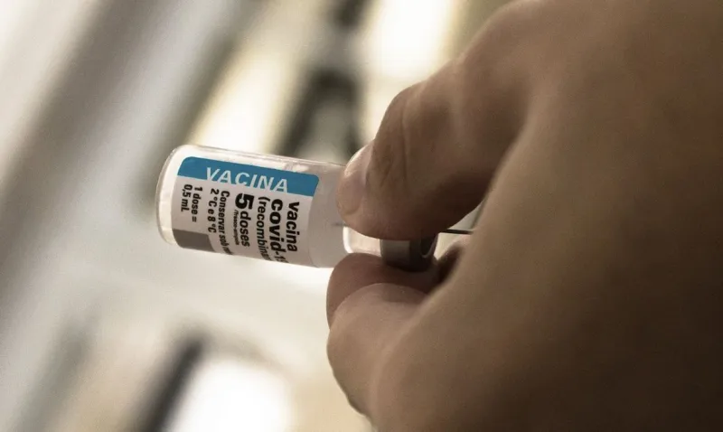 Após cinco anos de vacinação, covid recua, mas ainda preocupa