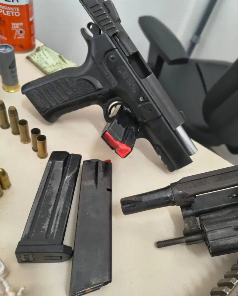 PM realiza apreensão de armas de guerra na zona rural de Itabuna PM realiza apreensão de armas de guerra na zona rural de Itabuna