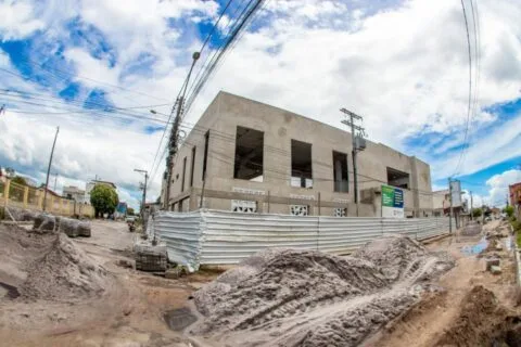 Prefeitura de Teixeira de Freitas avança com obras da nova Escola Municipal Recreio no bairro Bela Vista