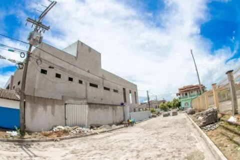 Prefeitura de Teixeira de Freitas avança com obras da nova Escola Municipal Recreio no bairro Bela Vista
