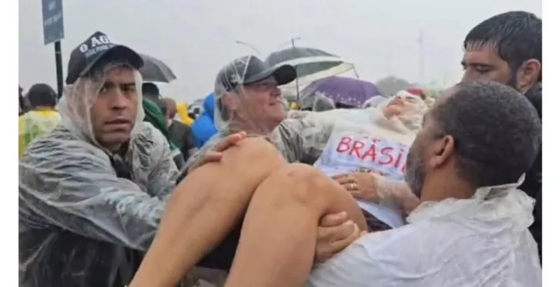 Vídeo registra momento em que raio atinge concentração durante ato pró-Bolsonaro em Brasília Vídeo registra momento em que raio atinge concentração durante ato pró-Bolsonaro em Brasília