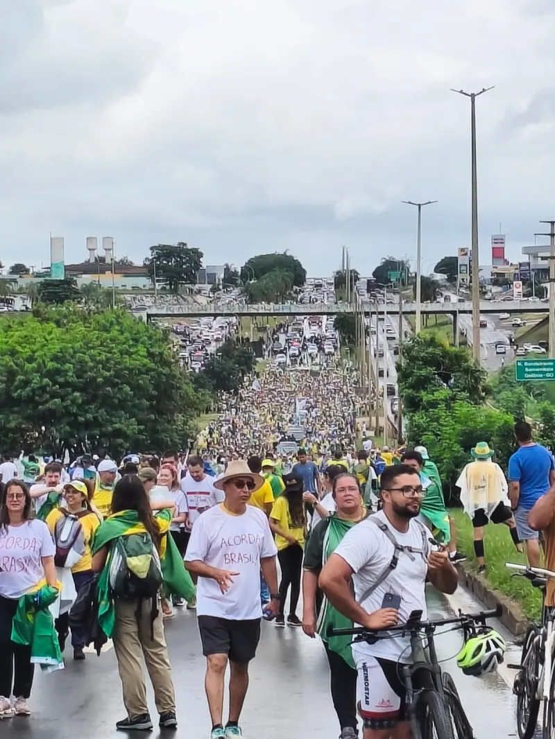 Vídeo registra momento em que raio atinge concentração durante ato pró-Bolsonaro em Brasília Vídeo registra momento em que raio atinge concentração durante ato pró-Bolsonaro em Brasília