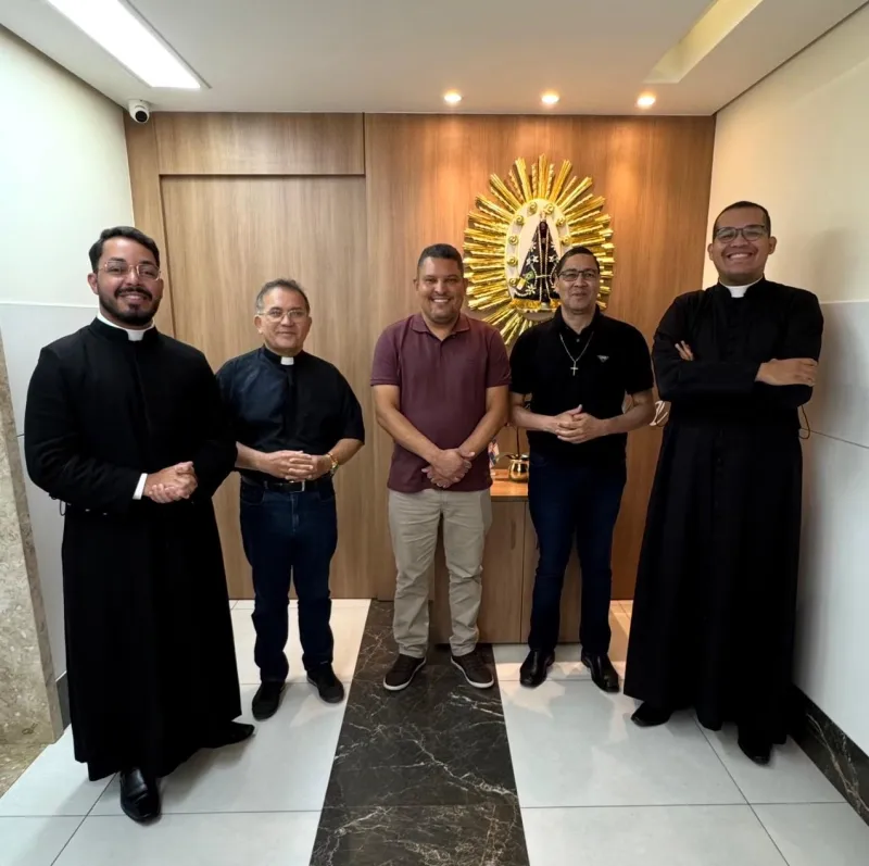 Vereador Jonatas Santos participa de reunião com padres e confirma Padre Alessandro Campos no Hosana Teixeira 2026