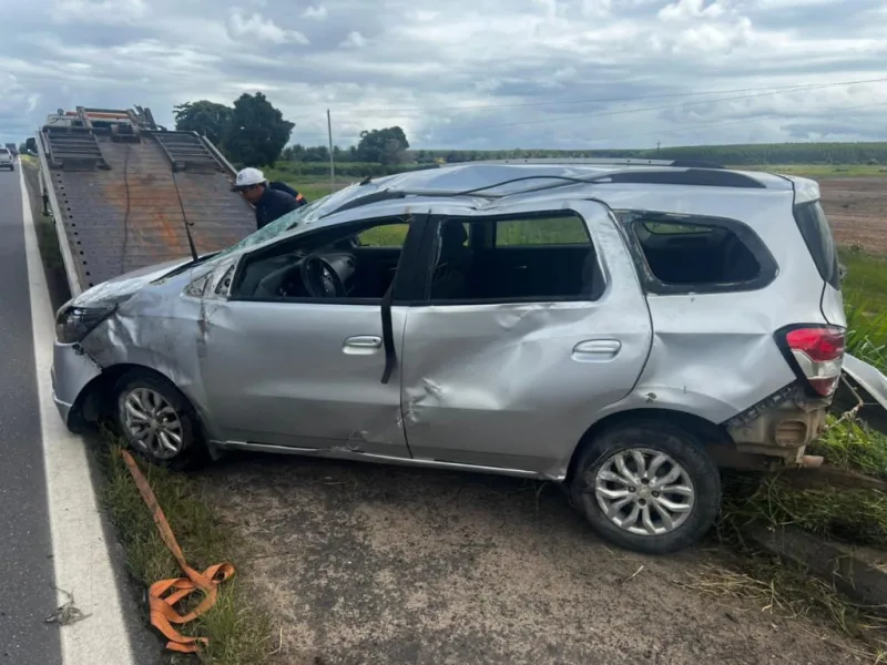 Colisão lateral na BR-101 deixa pessoas com ferimentos em Caravelas