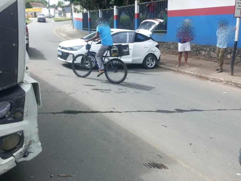 Colisão entre carro e caminhão causa transtornos em Itamaraju Colisão entre carro e caminhão causa transtornos em Itamaraju