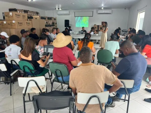 Chamamento público do PNAE reúne agricultores familiares e entidades no município Chamamento público do PNAE reúne agricultores familiares e entidades no município