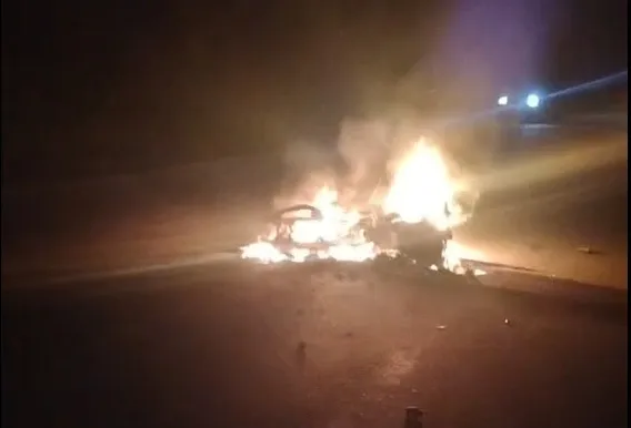 Motociclista invade contramão, colide com caminhão e moto pega fogo na BR-101 Motociclista invade contramão, colide com caminhão e moto pega fogo na BR-101