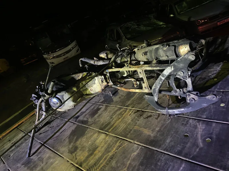 Motociclista invade contramão, colide com caminhão e moto pega fogo na BR-101 Motociclista invade contramão, colide com caminhão e moto pega fogo na BR-101