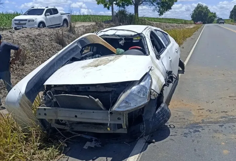 Veículo perde controle após estouro de pneu e capota na BA-290 Veículo perde controle após estouro de pneu e capota na BA-290