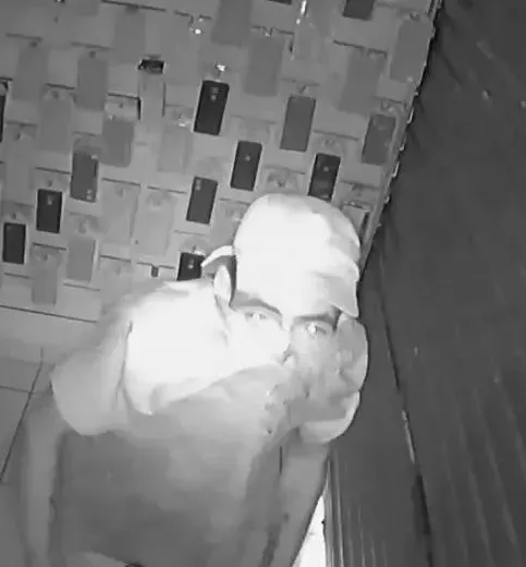 Homem invade loja pelo teto, desativa câmeras e acaba identificado pela Polícia Civil Homem invade loja pelo teto, desativa câmeras e acaba identificado pela Polícia Civil