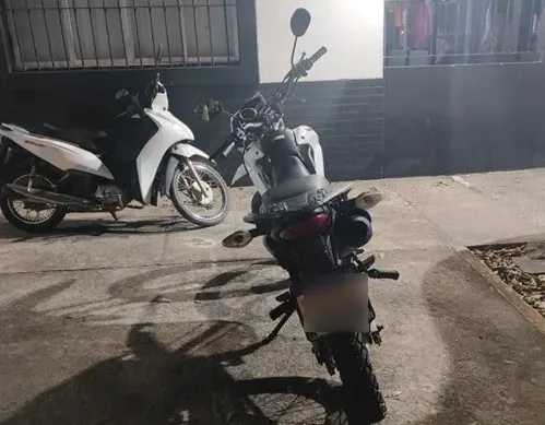 Polícia Militar prende casal por crime de trânsito e desacato e apreende droga e veículo em Teixeira de Freitas