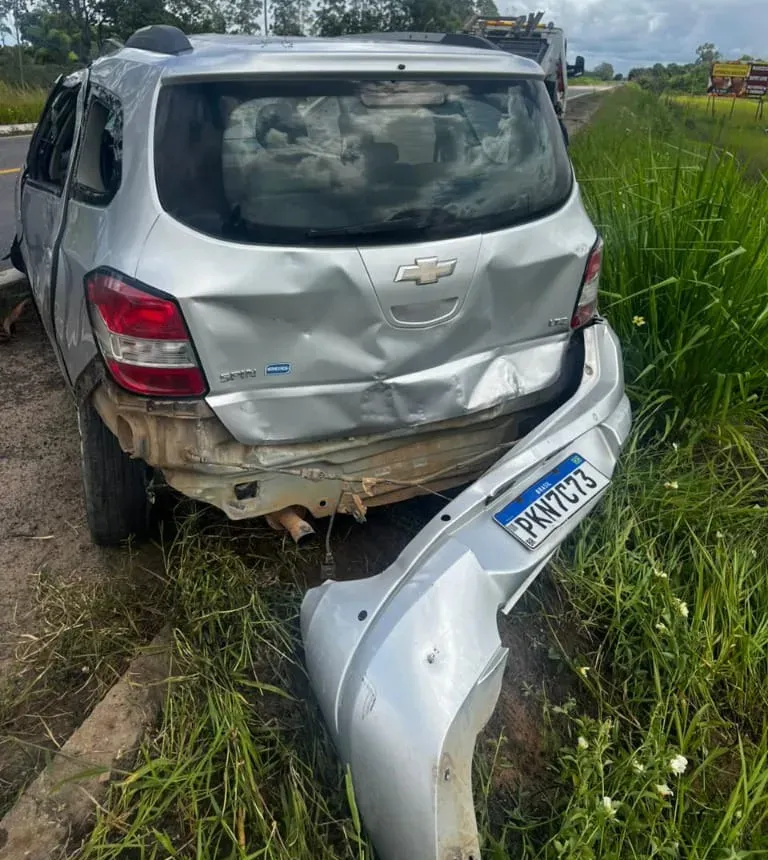 Colisão lateral na BR-101 deixa pessoas com ferimentos em Caravelas