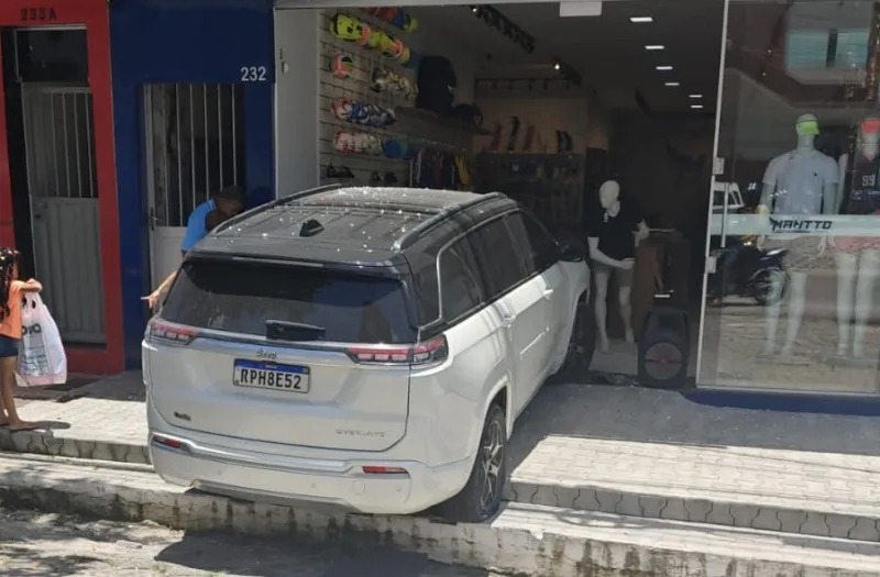 Veículo invade loja no centro de Teixeira de Freitas e causa danos materiais Veículo invade loja no centro de Teixeira de Freitas e causa danos materiais