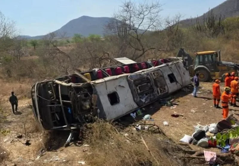 Vídeos - Ônibus com fiéis capota na AL-220 e deixa ao menos 15 mortos no Sertão de Alagoas