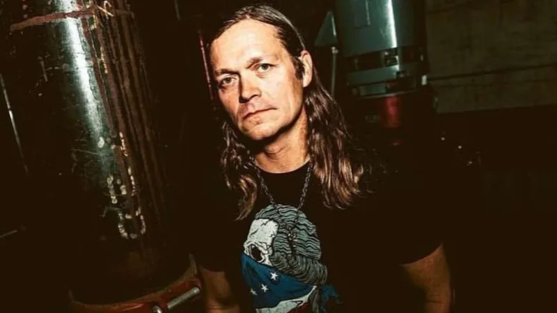 Morre Brad Arnold, vocalista do 3 Doors Down, aos 47 anos  
