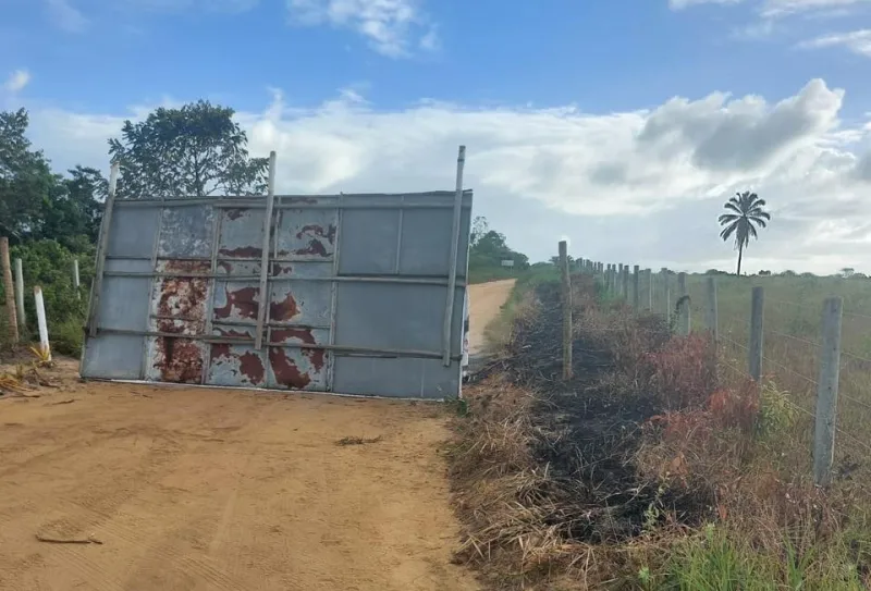 Estrada da Barra do Cahy é bloqueada por supostos indígenas e causa transtornos a turistas em Prado Estrada da Barra do Cahy é bloqueada por supostos indígenas e causa transtornos a turistas em Prado