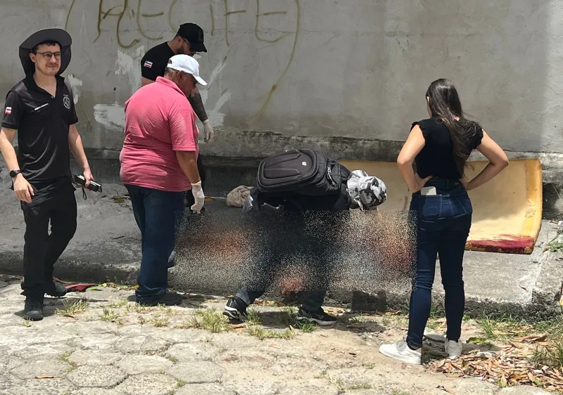 Homem é morto a tiros próximo ao Mercadão em Teixeira de Freitas Homem é morto a tiros próximo ao Mercadão em Teixeira de Freitas