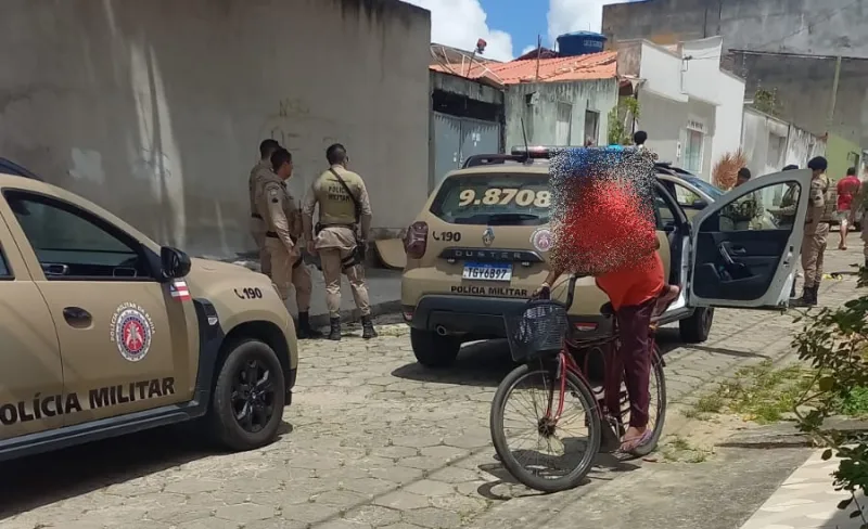 Homem é morto a tiros próximo ao Mercadão no centro de Teixeira de Freitas Homem é morto a tiros próximo ao Mercadão no centro de Teixeira de Freitas