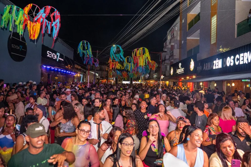 Pré-Carnaval Abre Alas em grande estilo em Teixeira de Freitas e reúne multidão na Rua da Pituba Pré-Carnaval Abre Alas em grande estilo em Teixeira de Freitas e reúne multidão na Rua da Pituba