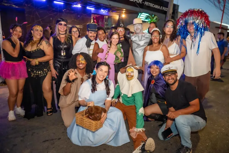 Pré-Carnaval Abre Alas em grande estilo em Teixeira de Freitas e reúne multidão na Rua da Pituba Pré-Carnaval Abre Alas em grande estilo em Teixeira de Freitas e reúne multidão na Rua da Pituba