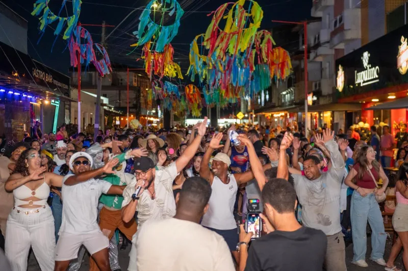 Pré-Carnaval Abre Alas em grande estilo em Teixeira de Freitas e reúne multidão na Rua da Pituba Pré-Carnaval Abre Alas em grande estilo em Teixeira de Freitas e reúne multidão na Rua da Pituba
