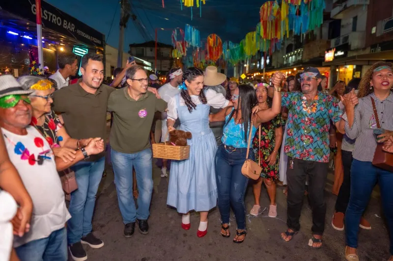 Pré-Carnaval Abre Alas em grande estilo em Teixeira de Freitas e reúne multidão na Rua da Pituba Pré-Carnaval Abre Alas em grande estilo em Teixeira de Freitas e reúne multidão na Rua da Pituba