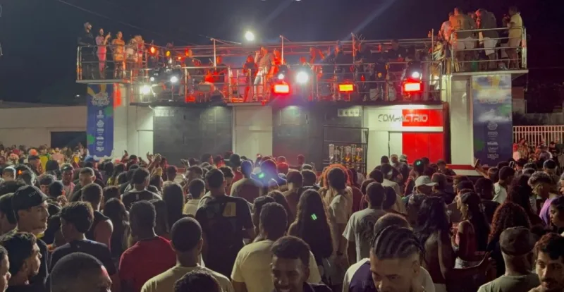 João Gomes coloca público para cantar em coro na primeira noite do Carnaval de Alcobaça