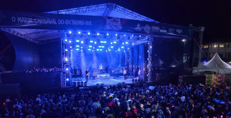João Gomes coloca público para cantar em coro na primeira noite do Carnaval de Alcobaça