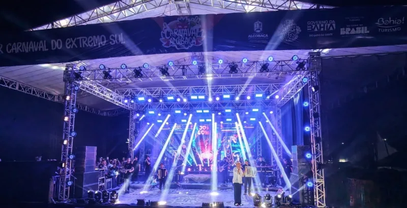 João Gomes coloca público para cantar em coro na primeira noite do Carnaval de Alcobaça